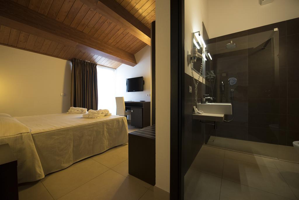 Hotel Iride & Spa Чезенатико Экстерьер фото